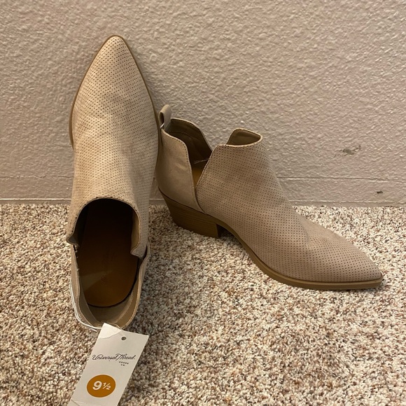 Universal Thread Taupe Ankle Bootie 9.5 - Picture 2 of 4
